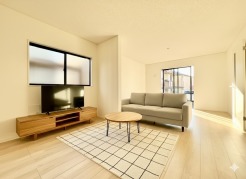 モデル棟
ご家族みんなで長い時間を過ごすリビングは一番居心地のいいものであって欲しいですね。開放感のある広々リビングに光と風を呼び込みます。収納も多く快適な住空間を実現します。
※家具はイメージパースとなります。