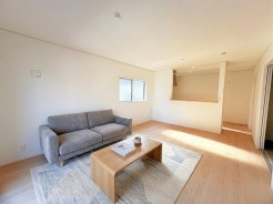 室内にいても、たっぷりの陽光と爽やかな風を感じて頂ける、開放感あふれるリビングです。
※家具はイメージパースとなります。