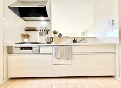 キッチン
同社施工例となります。
※家具はイメージパースとなります。