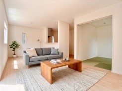 室内にいても、たっぷりの陽光と爽やかな風を感じて頂ける、開放感あふれるリビングです。
モデル棟
※家具はイメージパースとなります。