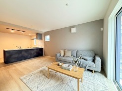 室内にいても、たっぷりの陽光と爽やかな風を感じて頂ける、開放感あふれるリビングです。
モデル棟
※家具はイメージパースとなります。