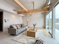 室内にいても、たっぷりの陽光と爽やかな風を感じて頂ける、開放感あふれるリビングです。
モデル棟
※家具はイメージパースとなります。