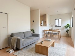 ご家族みんなで長い時間を過ごすリビングは一番居心地のいいものであって欲しいですね。開放感のある広々リビングに光と風を呼び込みます。※家具はイメージパースとなります。