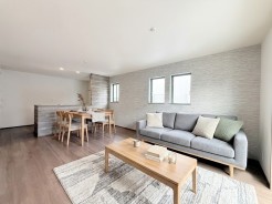 大型テレビも置ける約16.5帖の広々リビングは、陽当りが良く、部屋いっぱいに明るい陽光が広がります。
※家具はイメージパースとなります。