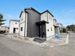 残りB号棟です！
写真では伝わりきらない、光と風の通り道をぜひ現地でご体感ください。
お問合せお待ちしております。