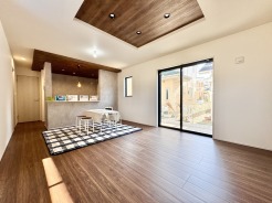 広くゆったりと家族揃って寛げるLDK。毎日の始まりと終わりをここで迎える大切な空間はいつでも心地良い空気感。落ち着いた雰囲気で過ごしたり家族でわいわい盛り上がる日も。