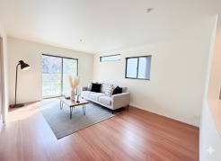 室内にいても、たっぷりの陽光と爽やかな風を感じて頂ける、開放感あふれるリビングです。
モデル棟
※家具はイメージパースとなります。