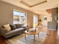 室内にいても、たっぷりの陽光と爽やかな風を感じて頂ける、開放感あふれるリビングです。
モデル棟
※家具はイメージパースとなります。