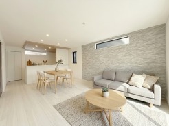 室内にいても、たっぷりの陽光と爽やかな風を感じて頂ける、開放感あふれるリビングです。
※家具はイメージパースとなります。