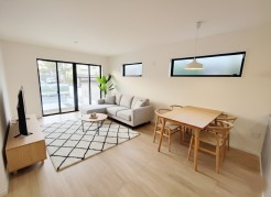 ご家族みんなで長い時間を過ごすリビングは一番居心地のいいものであって欲しいですね。開放感のある広々リビングに光と風を呼び込みます。収納も多く快適な住空間を実現します。
※家具はイメージパースとなります。