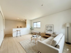 室内にいても、たっぷりの陽光と爽やかな風を感じて頂ける、開放感あふれるリビングです。
※家具はイメージパースとなります。