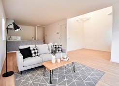 室内にいても、たっぷりの陽光と爽やかな風を感じて頂ける、開放感あふれるリビングです。
※家具はイメージパースとなります。