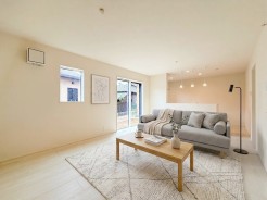 室内にいても、たっぷりの陽光と爽やかな風を感じて頂ける、開放感あふれるリビングです。
モデル棟
※家具はイメージパースとなります。