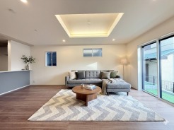 爽やかな風が吹き抜ける心地良いリビングには、自然と家族が集まります。(モデル棟)
※家具はイメージパースとなります。