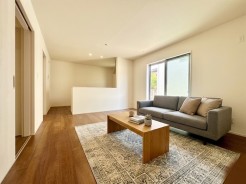 室内にいても、たっぷりの陽光と爽やかな風を感じて頂ける、開放感あふれるリビングです。
※家具はイメージパースとなります。