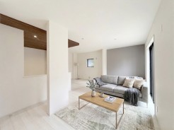 室内にいても、たっぷりの陽光と爽やかな風を感じて頂ける、開放感あふれるリビングです。
※家具はイメージパースとなります。