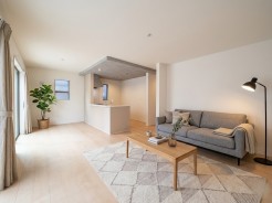 室内にいても、たっぷりの陽光と爽やかな風を感じて頂ける、開放感あふれるリビングです。
※家具はイメージパースとなります。