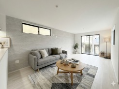 室内にいても、たっぷりの陽光と爽やかな風を感じて頂ける、開放感あふれるリビングです。
※家具はイメージパースとなります。