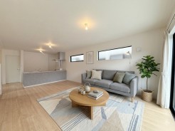 広くゆったりと家族揃って寛げるLDKは約21.1帖。毎日の始まりと終わりをここで迎える大切な空間はいつでも心地良い空気感。
※家具はイメージパースとなります。