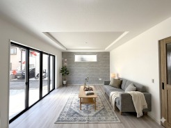 大型テレビも置ける広々としたリビングは、陽当りが良く、部屋いっぱいに明るい陽光が広がります。
※家具はイメージパースとなります。