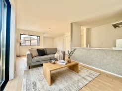 広くゆったりと家族揃って寛げるLDKは23.2帖。毎日の始まりと終わりをここで迎える大切な空間はいつでも心地良い空気感。
※家具はイメージパースとなります。