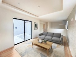 室内にいても、たっぷりの陽光と爽やかな風を感じて頂ける、開放感あふれるリビングです。
※家具はイメージパースとなります。