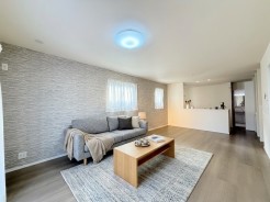 室内にいても、たっぷりの陽光と爽やかな風を感じて頂ける、開放感あふれるリビングです。
モデル棟
※家具はイメージパースとなります。