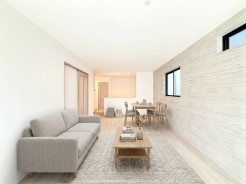 室内にいても、たっぷりの陽光と爽やかな風を感じて頂ける、開放感あふれるリビングです。
※家具はイメージパースとなります。
モデル棟