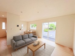 室内にいても、たっぷりの陽光と爽やかな風を感じて頂ける、開放感あふれるリビングです。
※家具はイメージパースとなります。