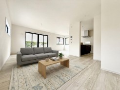 大型テレビも置ける20帖超の広々リビングは、陽当りが良く、部屋いっぱいに明るい陽光が広がります。
モデル棟
※家具はイメージパースとなります。