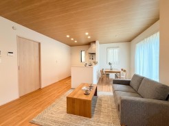 南西向きに大きく開いた窓からは、明るい陽射しが射し込みます。
※家具はイメージパースとなります。