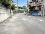 接道状況：北東側約5.2～5.5ｍ公道（一部私道、水路（暗渠）有）、南東側約5.9～6ｍ公道
