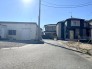 接道状況：南側約4ｍ公道、西側約4ｍ私道