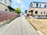 接道状況：南東側約4ｍ公道、北東側約4ｍ公道、私道