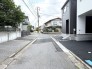 接道状況：北側約6.5ｍ公道、東側約6.57ｍ公道
