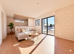 室内にいても、たっぷりの陽光と爽やかな風を感じて頂ける、開放感あふれるリビングです