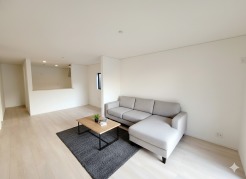 モデル棟
ご家族みんなで長い時間を過ごすリビングは一番居心地のいいものであって欲しいですね。開放感のある広々リビングに光と風を呼び込みます。収納も多く快適な住空間を実現します。
※家具はイメージパースとなります。