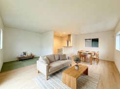家族揃ってリビングで過ごすお休みの日が、楽しみになるような居心地のいい空間。
※家具はイメージパースとなります。