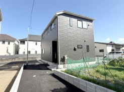 完成済みなので即日ご案内可能です!
写真では伝わりきらない、光と風の通り道をぜひ現地でご体感ください。
お問合せお待ちしております。