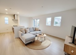 室内にいても、たっぷりの陽光と爽やかな風を感じて頂ける、開放感あふれるリビングです。
ご家族と穏やかに過ごす、心地の良い時間が流れます。
※家具はイメージパースとなります。