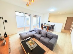 室内にいても、たっぷりの陽光と爽やかな風を感じて頂ける、開放感あふれるリビングです。
ご家族と穏やかに過ごす、心地の良い時間が流れます。
※家具はイメージとなります。