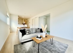 室内にいても、たっぷりの陽光と爽やかな風を感じて頂ける、開放感あふれるリビングです。
モデル棟
※家具はイメージパースとなります。