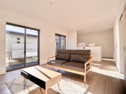 家族と過ごす時間を大切にしたい方にぴったりの明るくゆとりある住空間です。
※家具はイメージパースとなります。