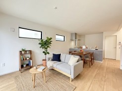 大型テレビも置ける20帖超の広々リビングは、陽当りが良く、部屋いっぱいに明るい陽光が広がります。
モデル棟
※家具はイメージパースとなります。