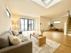 広くゆったりと家族揃って寛げるLDKは○帖。毎日の始まりと終わりをここで迎える大切な空間はいつでも心地良い空気感。
※家具はイメージパースとなります。