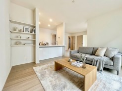 室内にいても、たっぷりの陽光と爽やかな風を感じて頂ける、開放感あふれるリビングです。
※家具はイメージパースとなります。