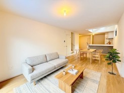 大型テレビも置ける20帖超の広々リビングは、陽当りが良く、部屋いっぱいに明るい陽光が広がります。
※家具はイメージパースとなります。