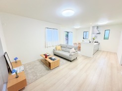 室内にいても、たっぷりの陽光と爽やかな風を感じて頂ける、開放感あふれるリビングです。
※家具はイメージとなります。