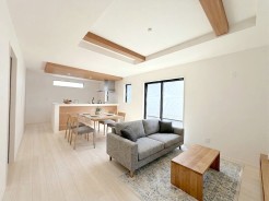 ご家族みんなで長い時間を過ごすリビングは一番居心地のいいものであって欲しいですね。開放感のある広々リビングに光と風を呼び込みます。
モデル棟
※家具はイメージパースとなります。