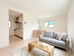広々としたLDKは居心地がよく家族団らんの空間。
※家具はイメージパースとなります。